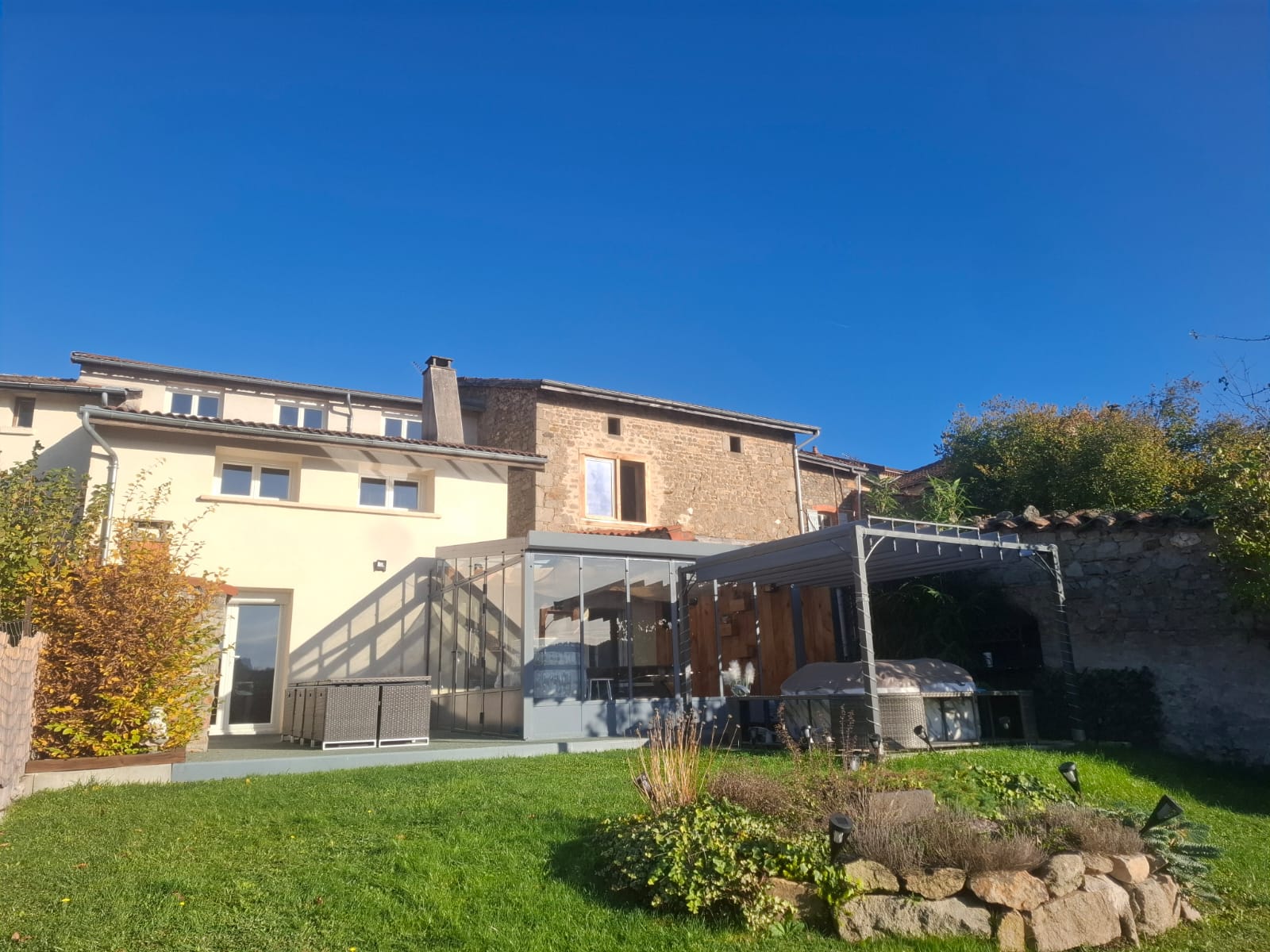 Image montrant l'arrière de la maison de détente au vert à cunlhat.