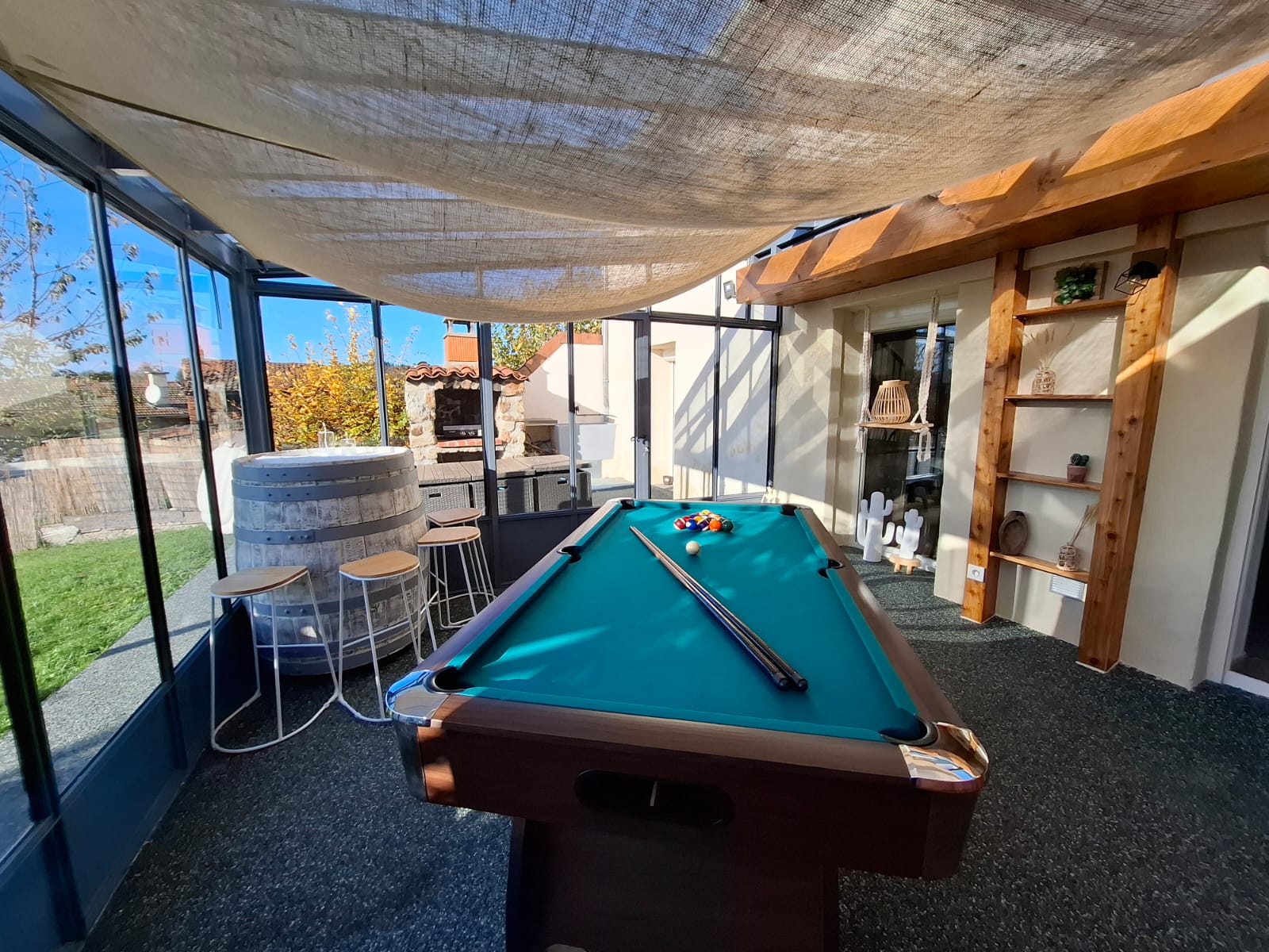 Image montrant le billard de la maison de détente au vert situé à cunlhat.